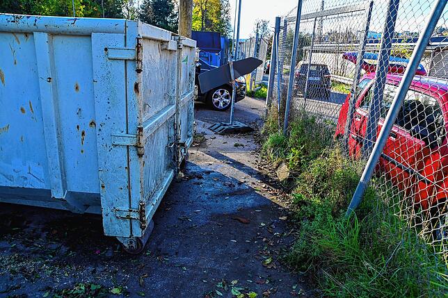 Einer der beiden Grüngutcontainer in St. Georgen, die am Zaun stehen.