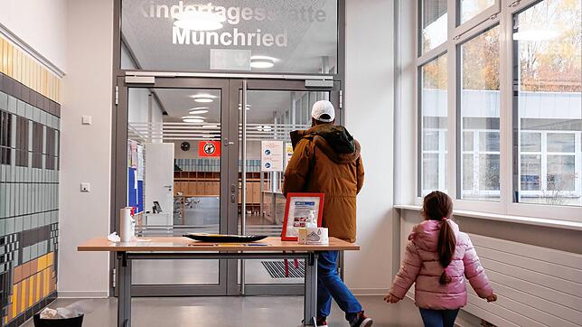 Wer sein Kind in eine Singener Kita bringt, muss ab September mehr bezahlen.