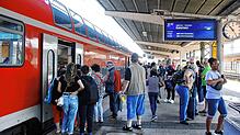 Züge der Schwarzwaldbahn nach Konstanz waren am Pfingstwochenende gefragt. Unser Bild entstand am Samstag im Bahnhof von Singen. Am ...
