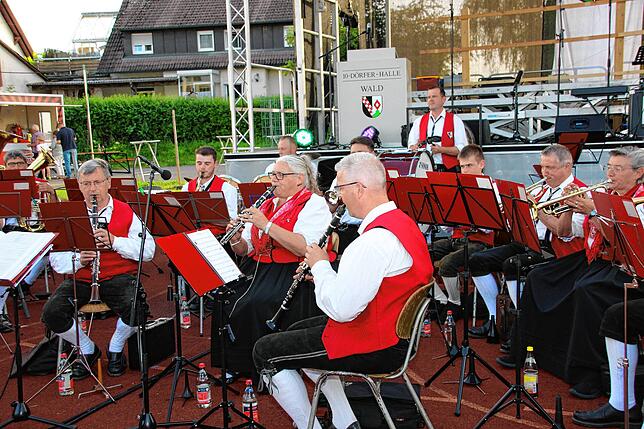 Mit dem Stück „The Story“ und mitreißenden Italo Pop-Klassikern erfreute der Musikverein Wald die Konzertbesucher.