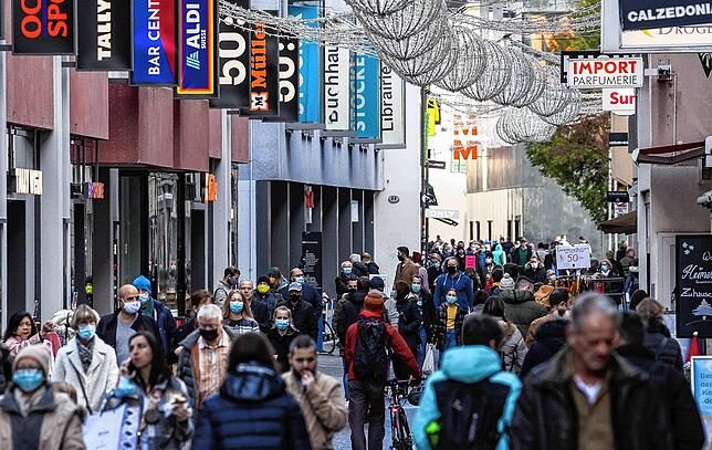 Oktober 2022 in Luzern: Einige Menschen tragen wieder freiwillig Maske beim Shopping, vorgeschrieben ist sie aber nirgendwo mehr.
