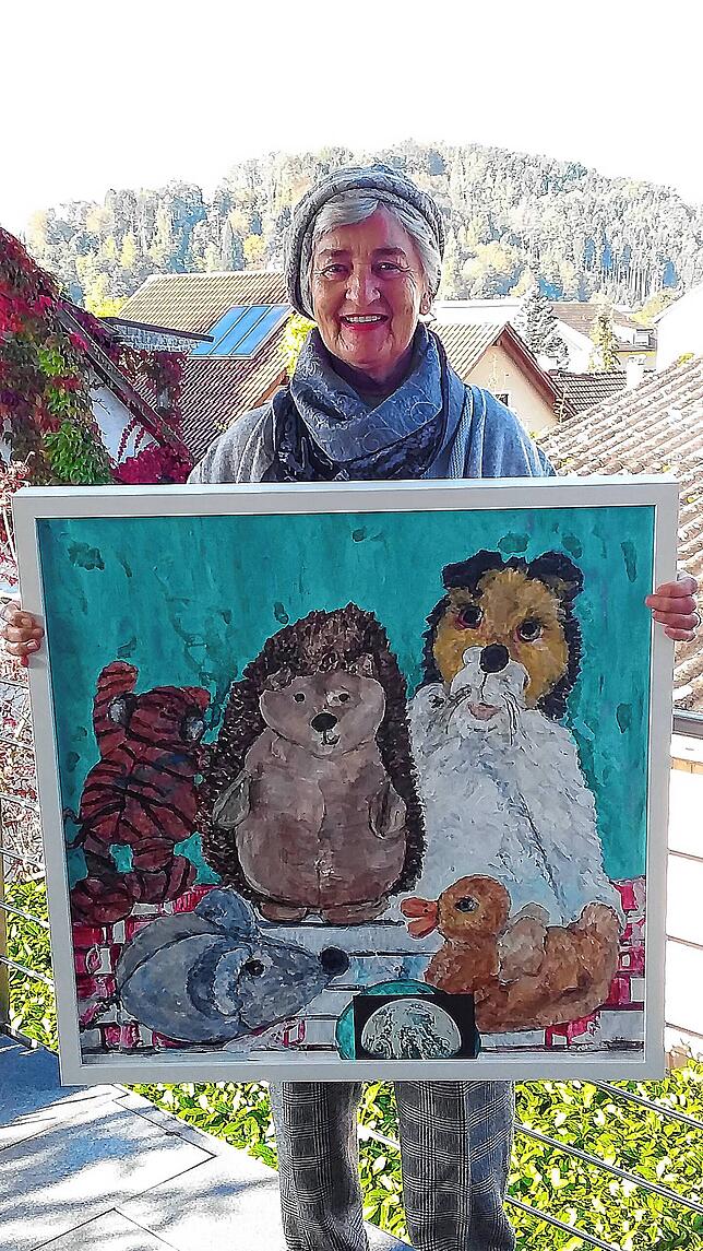 Brigitte Brandl mit dem Bild, das sie jüngst an die Kindernachsorgeklinik Tannheim übergeben konnte.
