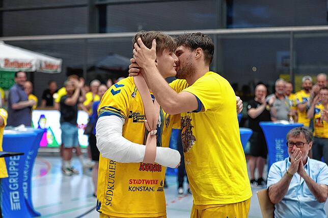 Bild 11: HSG Konstanz feiert den Aufstieg in die 2. Handball-Bundesliga. Bilder vom Spiel gegen Hildesheim