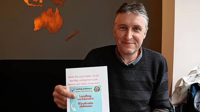 Michael Roth und der Flyer, mit dem er in der Nachbarschaft geworben hat.