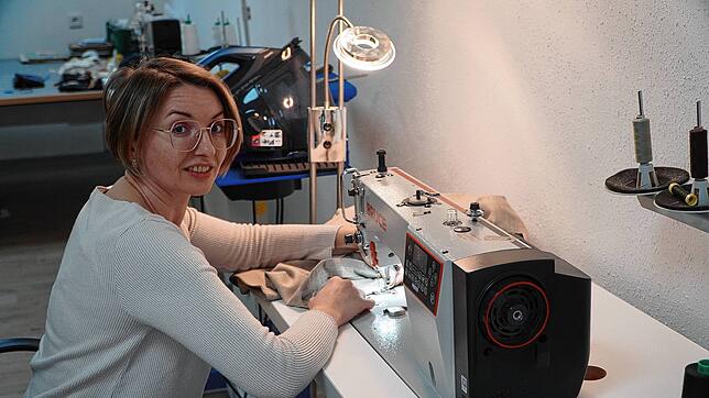 In ihrer Änderungsschneiderei an der Rielasinger Straße will Galina Gerber Dinge schön machen. Die Ukrainerin fühlt sich in Singen wohl ...