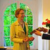 Die stellvertretende Vorsitzende des Vereins Klangkultur Radolfzell, Christina Kobb (links), erhält treuhänderisch vom Stifter Anton ...