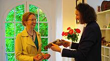Die stellvertretende Vorsitzende des Vereins Klangkultur Radolfzell, Christina Kobb (links), erhält treuhänderisch vom Stifter Anton ...