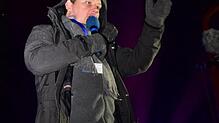 Tim Dickmann moderiert jeden Abend die Feuershow – auf einem grade mal ein Quadratmeter großen Gitterrost. Bild: Roland Sprich
