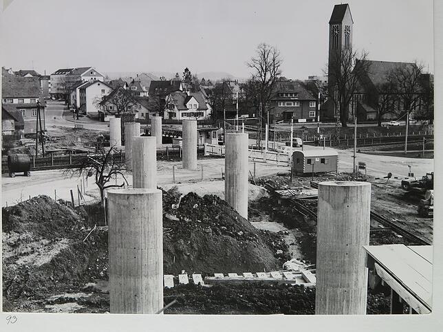 1978/79: Die Gründungspfähle der neuen Mühlenbrücke werden betoniert. Die Bauzeit für das Projekt dauert vom ersten Spatenstich bis zur ...