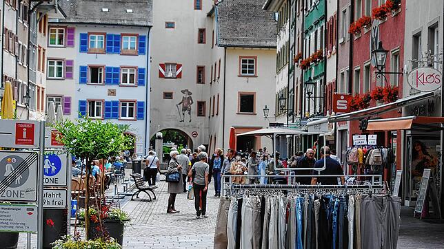 Nach der Grenzöffnung am Montag strömten viele Schweizer Besucher zum Bummeln und Einkaufen in die Waldshuter Fußgängerzone.