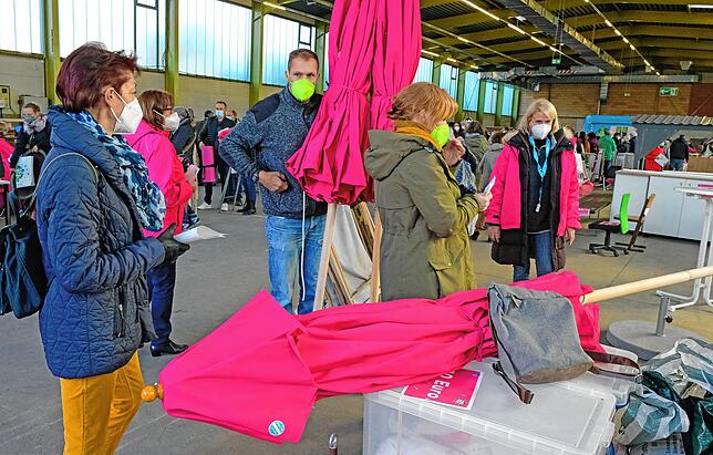 Bereits nach zehn Minuten ausverkauft waren die großen Sonnenschirme für 250 Euro (Neupreis war 450 Euro).