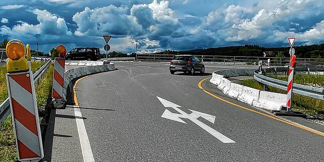 Auch nach Jahren noch provisorisch eingeengt. Die Rampe für die aus Richtung Konstanz auf die Brücke auffahrenden Fahrzeuge.