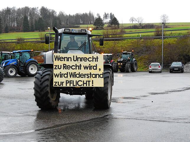 Viele Transparente mit entsprechenden Texten zeigten den Unmut der Landwirte.