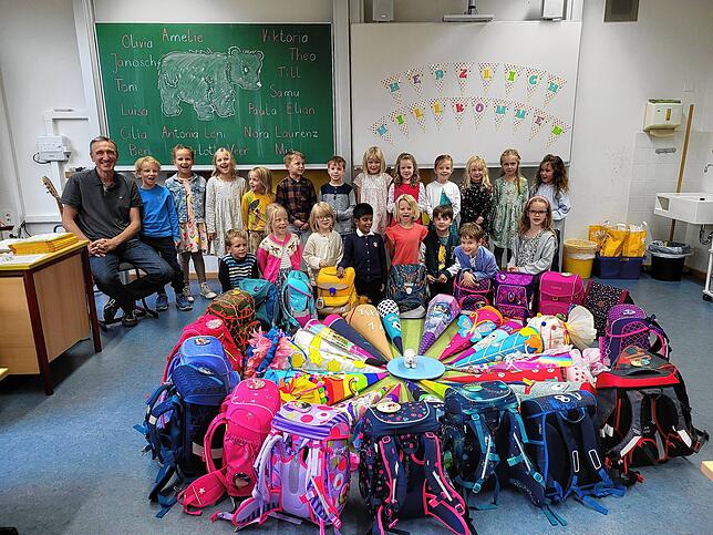 Jetzt geht‘s los – Klassenlehrer Alexander Tasdelen trifft auf diese Gruppe neugieriger Erstklässler.