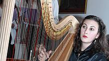 Musikalisch eingewoben wurde der Klang der Harfe. Bild: Cornelia Liebwein