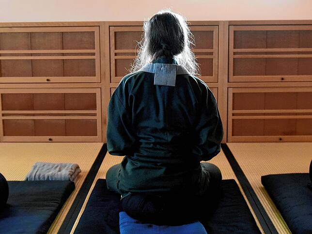 Meditieren bedeutet: Sich spüren, bewusst atmen und das Bewusstsein erweitern, sagt Anna Maringer, Mitglied im Zen Buddhistischen ...