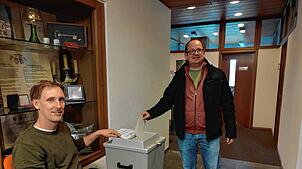 Gemeinderat Benny Ritzmann (links) fungiert im Erzinger Rathaus als Wahlhelfer.