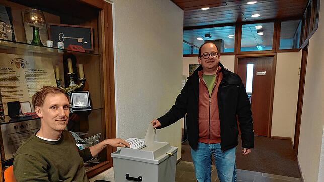 Gemeinderat Benny Ritzmann (links) fungiert im Erzinger Rathaus als Wahlhelfer.
