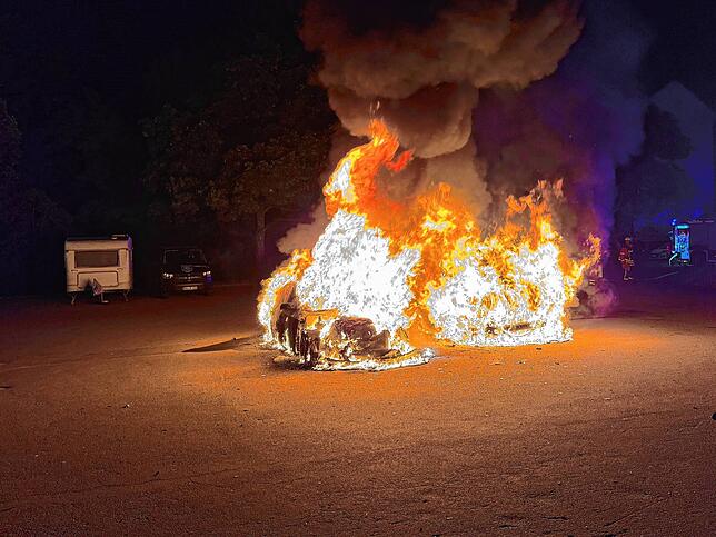 Mit 25 Einsatzkräften gelang es der Singener feuerwehr rasch, das feuer unter Kontrolle zu bringen.
