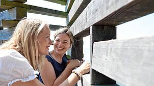Die baden-württembergische Umweltministerin Thekla Walker (links) und Katharina Schulze, Fraktionsvorsitzende der Grünen im Bayerischen ...