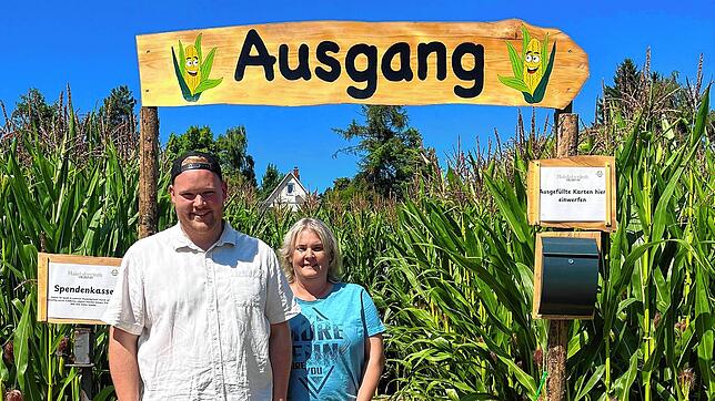 Cedric (links) und Daniela Maier freuen sich über die zahlreichen Besucher, die dieses Jahr durch ihr Labyrinth irren.