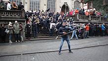 Jürgen Gundelsweiler war einer von vielen, der gestern Punkt zwölf Uhr vor der Überlinger Dampfkapelle lautstark die närrische ...