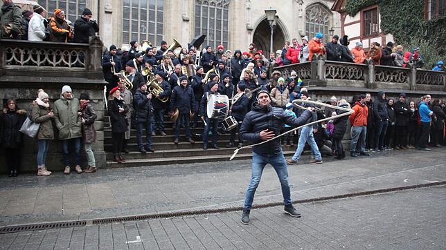 Jürgen Gundelsweiler war einer von vielen, der gestern Punkt zwölf Uhr vor der Überlinger Dampfkapelle lautstark die närrische ...