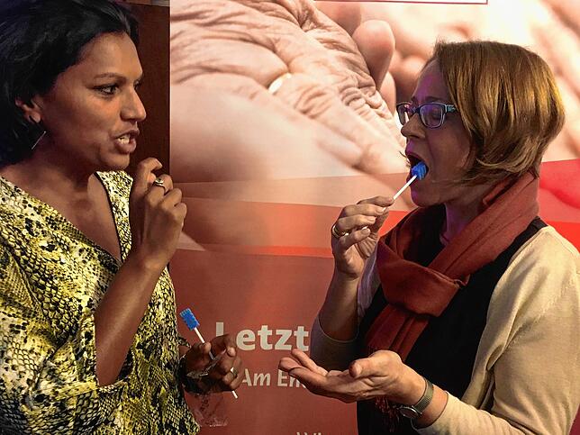 Die Palliativ-Krankenschwester Andrea Gerstner (links) erläutert einer Kursteilnehmerin, wie sie mit einem Schwamm einem Schwerkranken ...