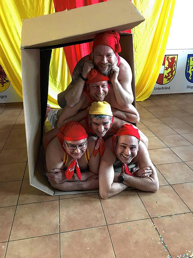 Ein Stapel Urhexen guckt aus der „Kischtä“: Herbert Heini, Ulrich Laufer, Martin Reichmann, Joachim Kunz, und Matthias Schmid.