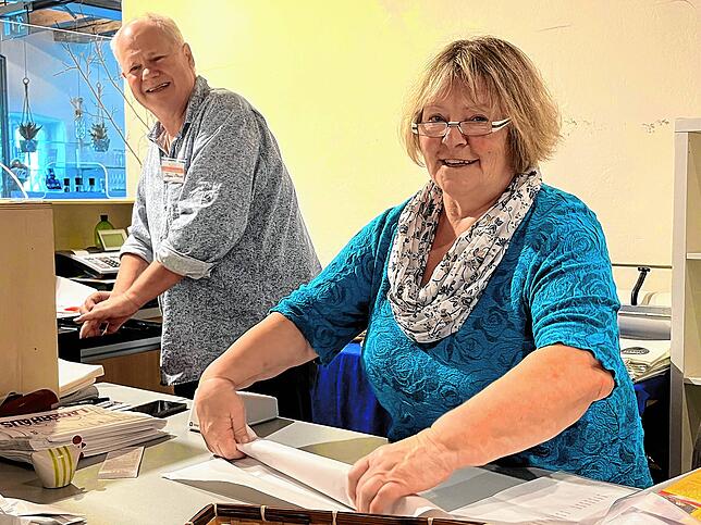 Jürgen Mayer und Veronika Jäger, die Veranstalter der Galerie Augenweide, an der Kasse beim Ausgang.
