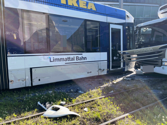 Die beiden demolierten Fahrzeuge und herumliegende Trümmer.