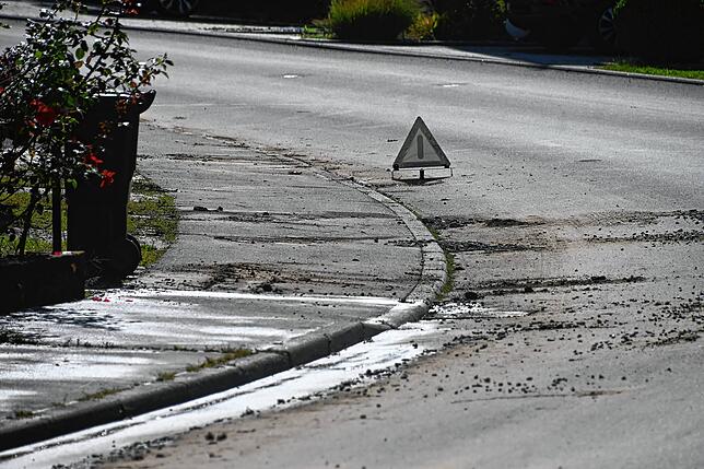 Mitten in Deutwang hat das Unwetter Spuren hinterlassen. Das Aufräumen läuft am Morgen danach.