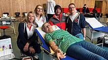Sie helfen und spenden (von links): Katja Marte, Christine Thiel, Felix Bellgardt und Simon Popp sind beim DRK Sipplingen. Birgitt ...