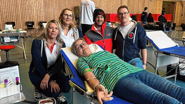 Sie helfen und spenden (von links): Katja Marte, Christine Thiel, Felix Bellgardt und Simon Popp sind beim DRK Sipplingen. Birgitt ...