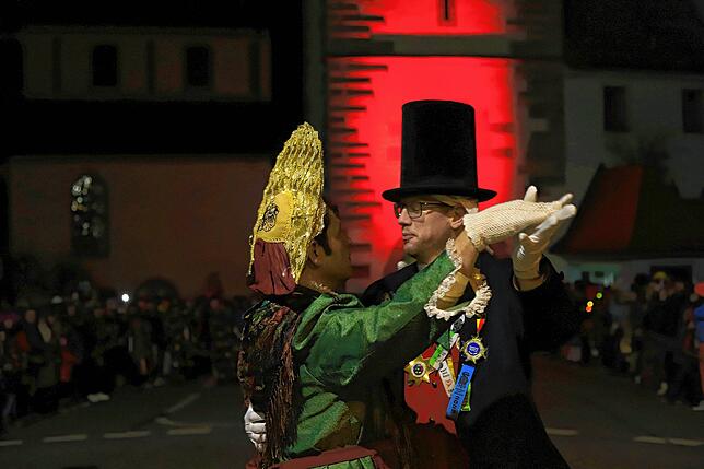 Die Narreneltern Stefan Mayer (Narrenmutter) und Achim Frisenhagen (Narrenvater) tanzen vor dem Aufkircher Tor.