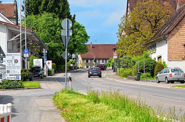 Zur gefährlichen Engstelle wird der Bürgersteig an der B33, den sich Fußgänger und Fahrradfahrer teilen müssen, wenn bei schönem Wetter ...
