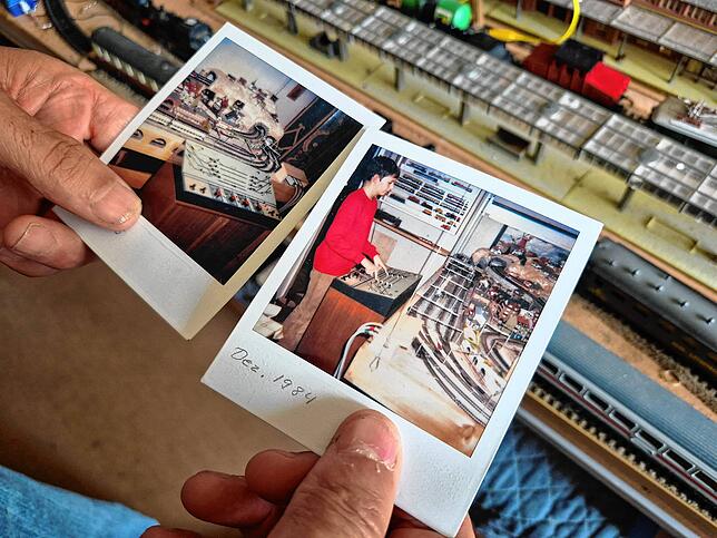 Martin B. zeigt alte Polaroids aus den 80er Jahren. Schon damals haben ihn Modelleisenbahnen begeistert.