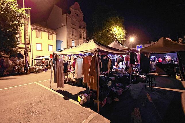Bild 22: Bis tief in die Nacht stöbern die Trödel-Fans beim Konstanzer 24-Stunden-Flohmarkt