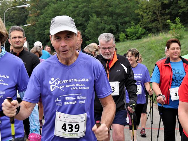 An Stöcken aber topfit machten sich die Nordic Walker auf ihre 8,6 Kilometer lange Strecke. Foto: Jörn Kerckhoff