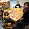 Am Nachmittag stärken sich die Kinder im städtischen Kindergarten mit ihrem Vesper, mit am Tisch sitzt Erzieherin Andrea Berthold. Laut ...