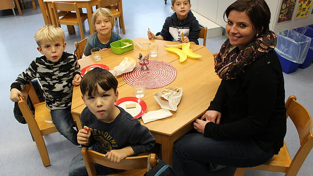 Am Nachmittag stärken sich die Kinder im städtischen Kindergarten mit ihrem Vesper, mit am Tisch sitzt Erzieherin Andrea Berthold. Laut ...