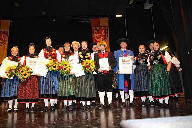 Bild 9: Kilbig Bräunlingen: Trachten bestimmten den in der Stadthalle