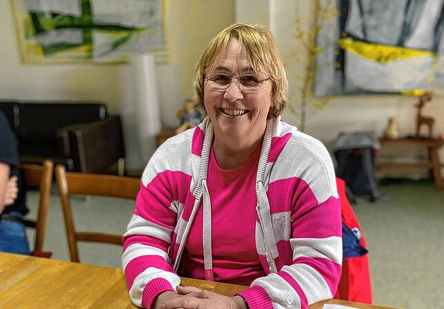 Rike Zettl beim Sprachtreff in Stockach – die 60-Jährige hilft Zugewanderten bei der Integration in Deutschland, indem sie ...