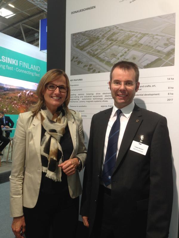 Staatssekretärin Katrin Schütz mit Tobias Butsch von der Konversionsgesellschaft Donaueschingen. Bild: Stadt