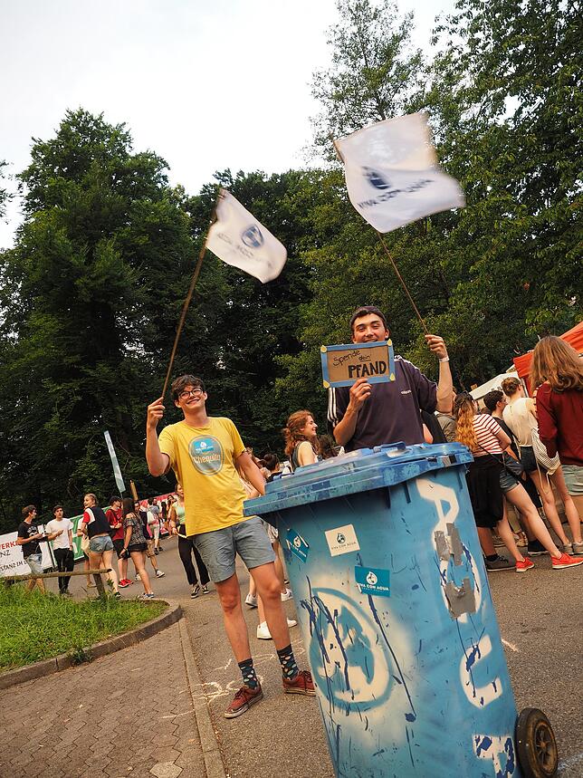 21:04 Uhr: Soziales studentisches Engagement hat einen großen Stellenwert beim Campus Festival. Die beiden ziehen mit einer Tonne übers ...