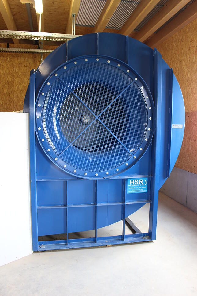 Mit diesem Ventilator wird Luft in die Trocknungsboxen in der Halle geblasen. Er läuft mit einer Leistung von 90 Kilowatt. In Bruggen ...