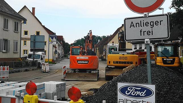 Noch ruhen die Baumaschinen. Mit der Sanierung der Schaffhauser Straße geht es ab dem Ende der Handwerkerferien am 24. August weiter.