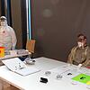 Die Helfer Nathalie Seilnacht (links) und Wolfgang Becker an einer Teststation in der Geisinger Stadthalle: Die Nachfrage nach ...
