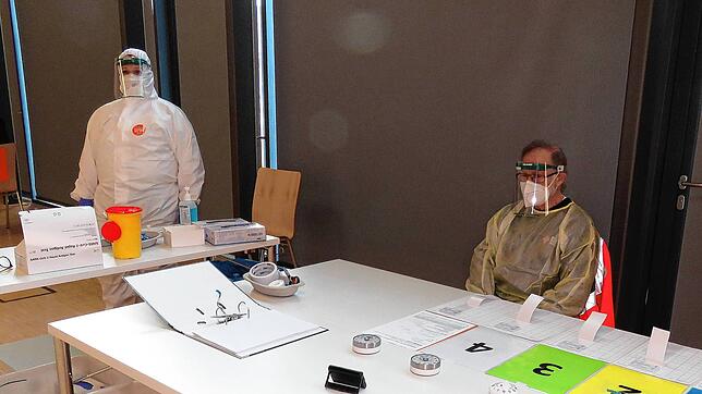 Die Helfer Nathalie Seilnacht (links) und Wolfgang Becker an einer Teststation in der Geisinger Stadthalle: Die Nachfrage nach ...
