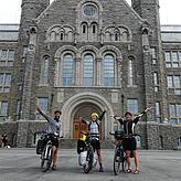 Vor dem Gløshaugen Campus der NTNU, an der Anne Klenge fortan „Urban Ecological Planning“ studiert. Ihre Begleitungen Sina ...